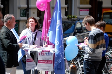 Infostandaktionen der DEMO FÜR ALLE – Ehe und Familie vor in Baden-Württembergs Fußgängerzonen