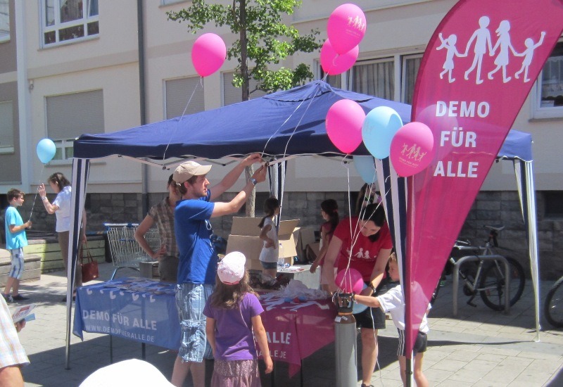 Gut besuchter Infostand im sonnigen Heilbronn