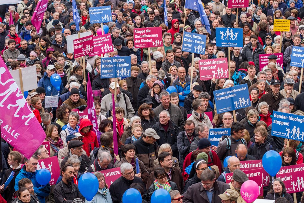 „Unsere Kinder bekommt ihr nicht!“ – 2.400 demonstrierten in Stuttgart für Ehe und Familie