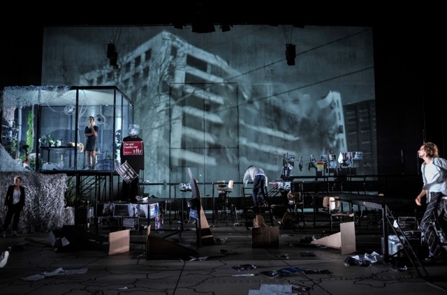 Falk Richters Collage »Fear« an der Berliner Schaubühne: Bubis wollen »Zombies« töten