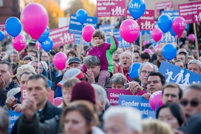 Fast 2.000 Teilnehmer auf erster DEMO FÜR ALLE in Hessen: Kraftvoller Elternprotest gegen Sexuallehrplan