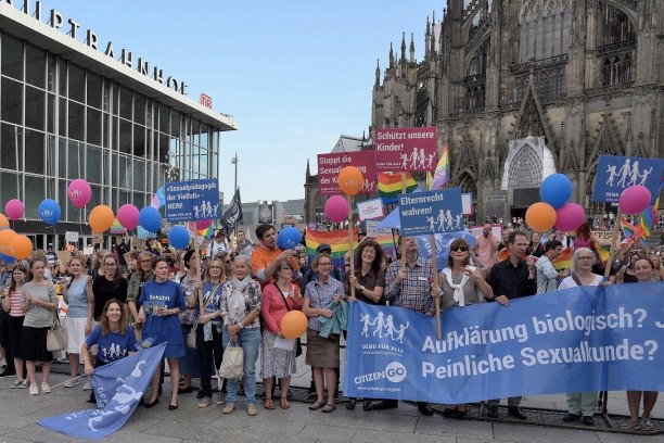 Tag 5: Bus der Meinungsfreiheit trifft “Cologne Pride”