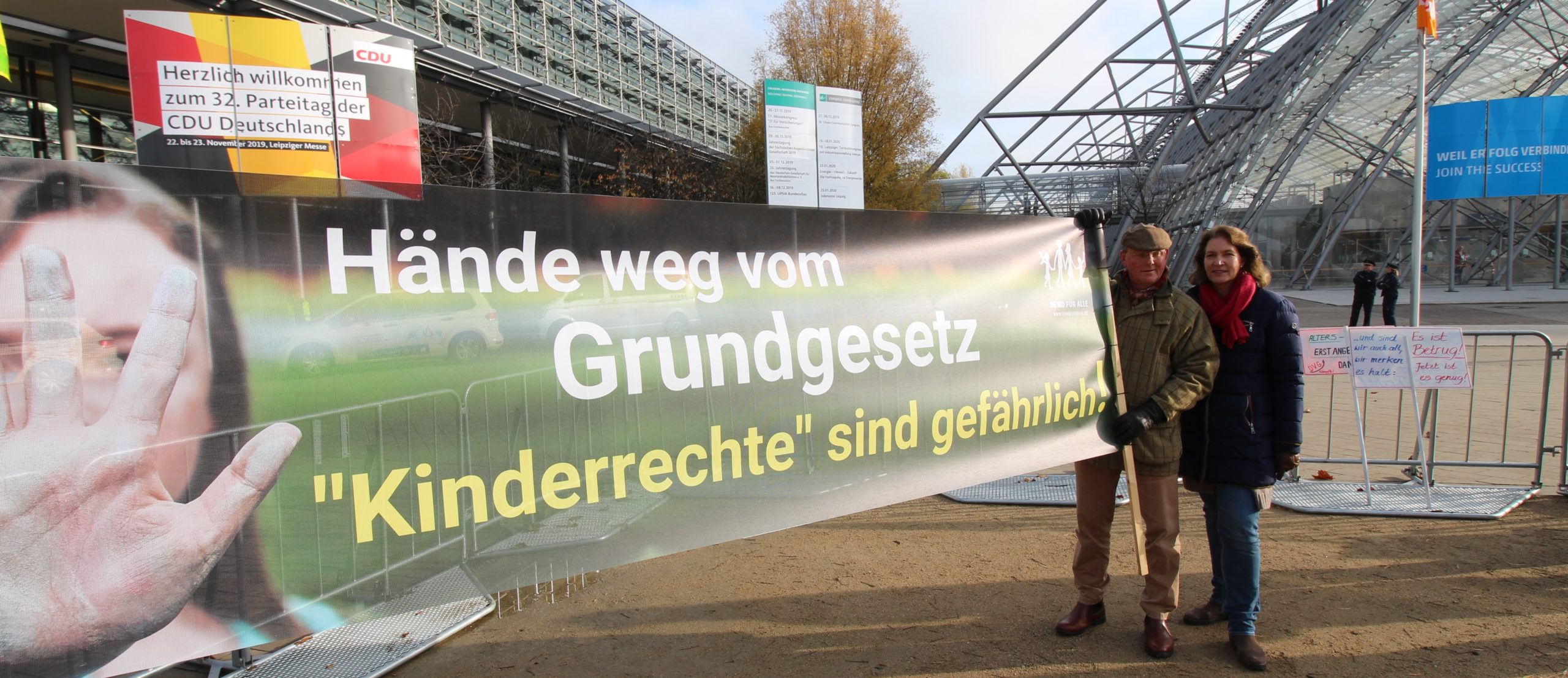 DemoFürAlle-Protest auf CDU-Parteitag: Hände weg vom Grundgesetz!