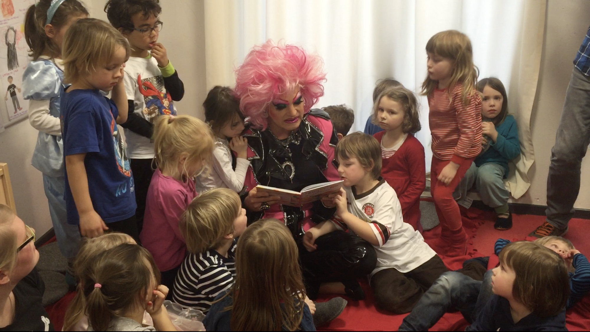 Olivia macht Schule – Drag-Queen-Bildung für unsere Kinder