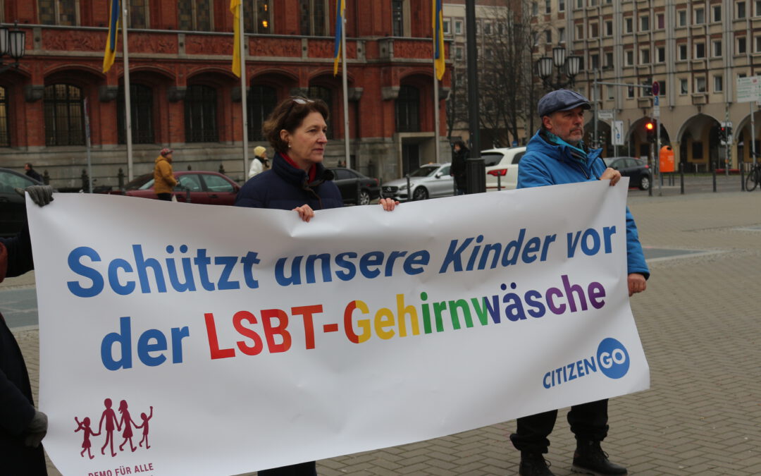 Aktion in Berlin: DemoFürAlle schließt LSBT-Kitas