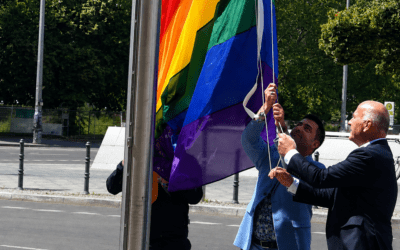 Was die Regenbogenflagge vor dem Rathaus wirklich bedeutet